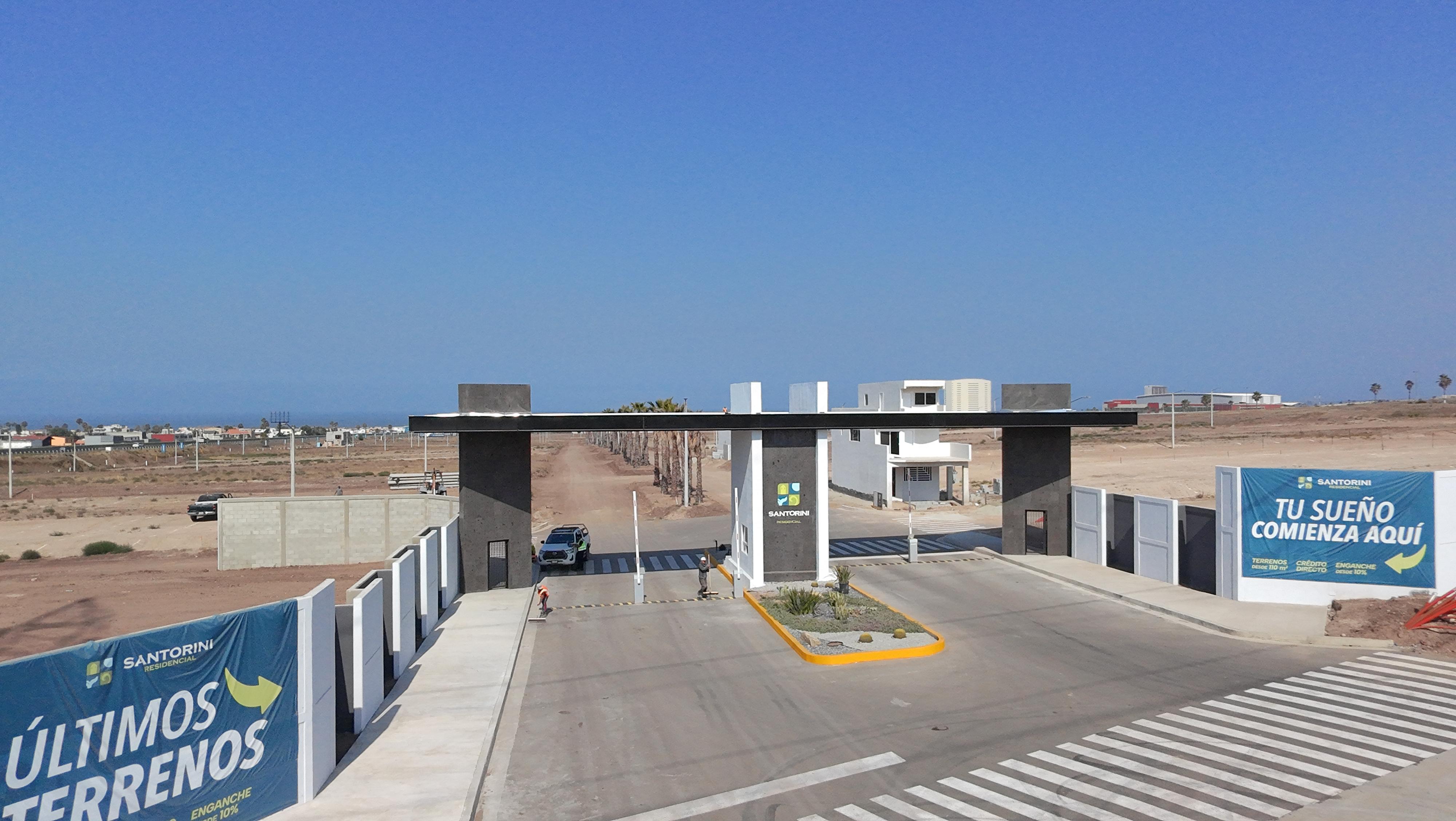 Pórtico de acceso Santorini Residencial